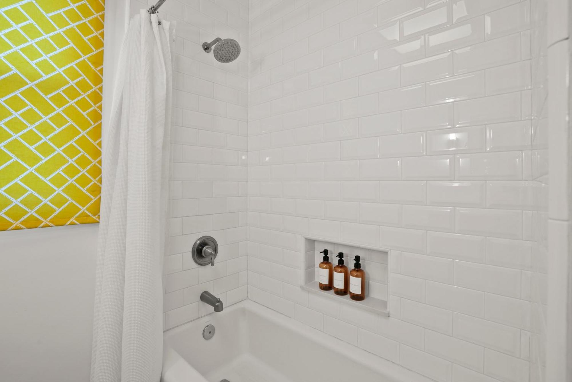 Village Vistas - Walk To And Lj Village, Ac, Holiday home *