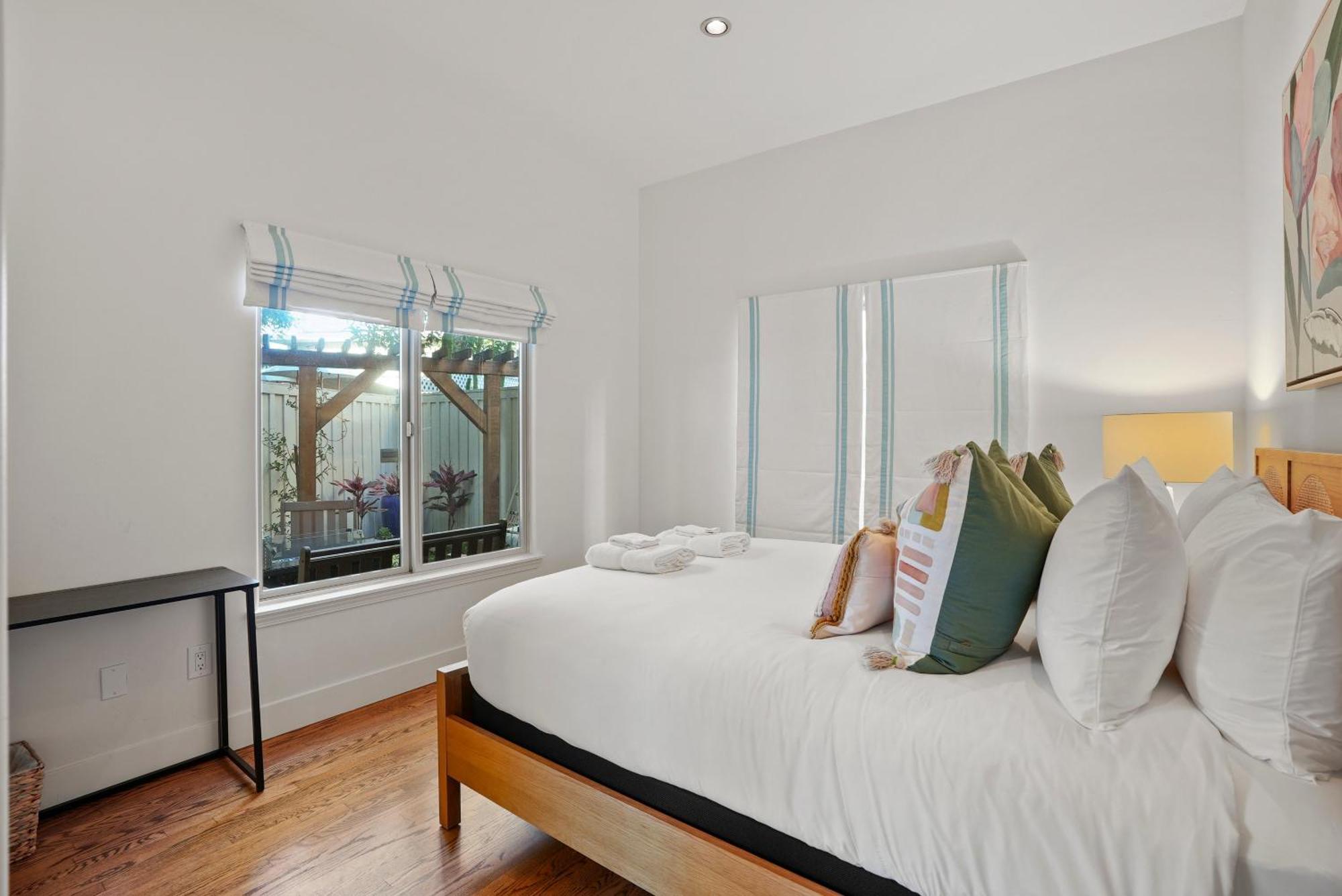 Village Vistas - Walk To And Lj Village, Ac, Holiday home *