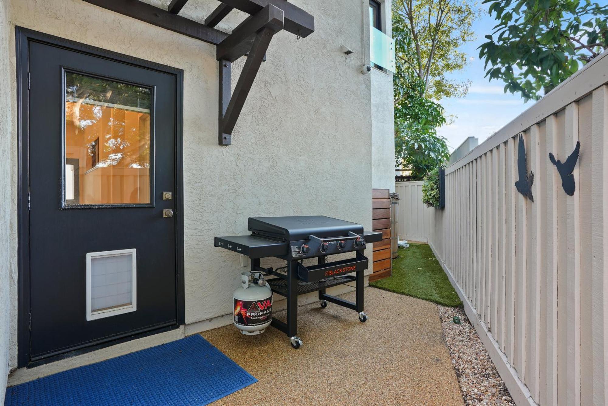 Village Vistas - Walk To And Lj Village, Ac,
