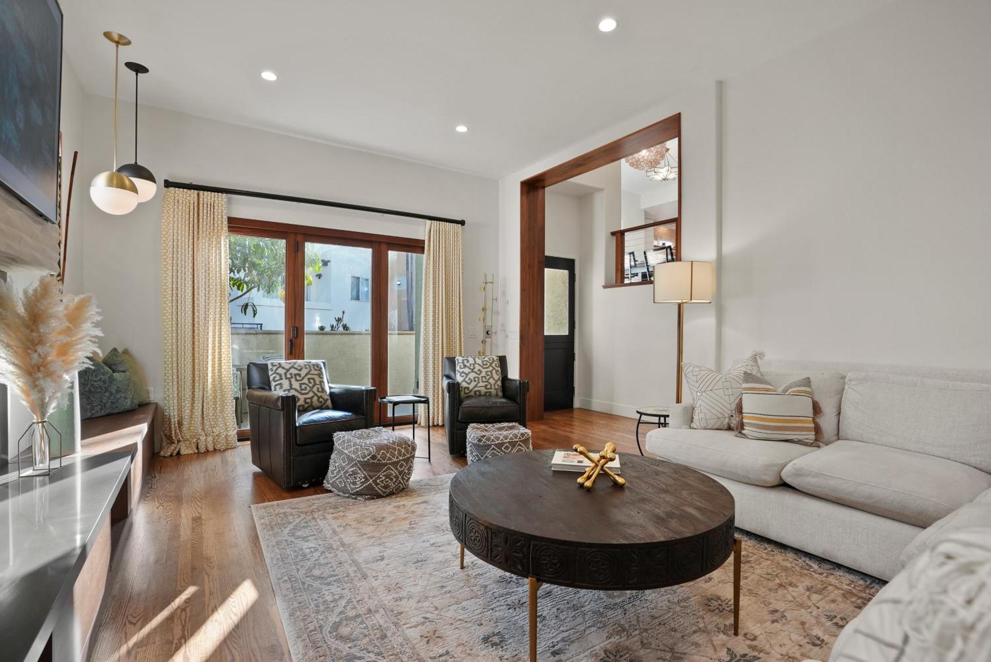 Village Vistas - Walk To And Lj Village, Ac,